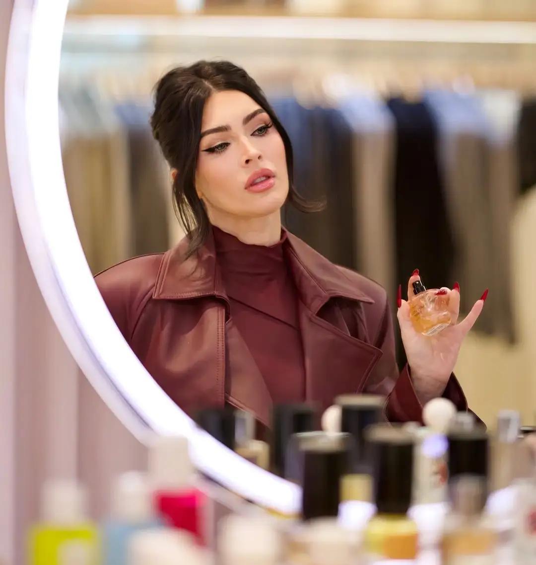 梅根这次没藏住。酒红纱裙透到能看见腰线弧度。外面却套了件能砸核桃的硬皮风衣。