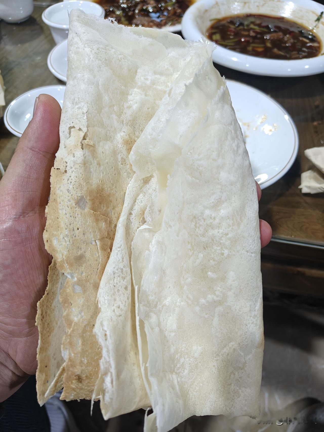 有谁知道这个煎饼在临沂的含金量！刚烙出来的小印鏊子的煎饼，光沾着菜汤就能吃五六