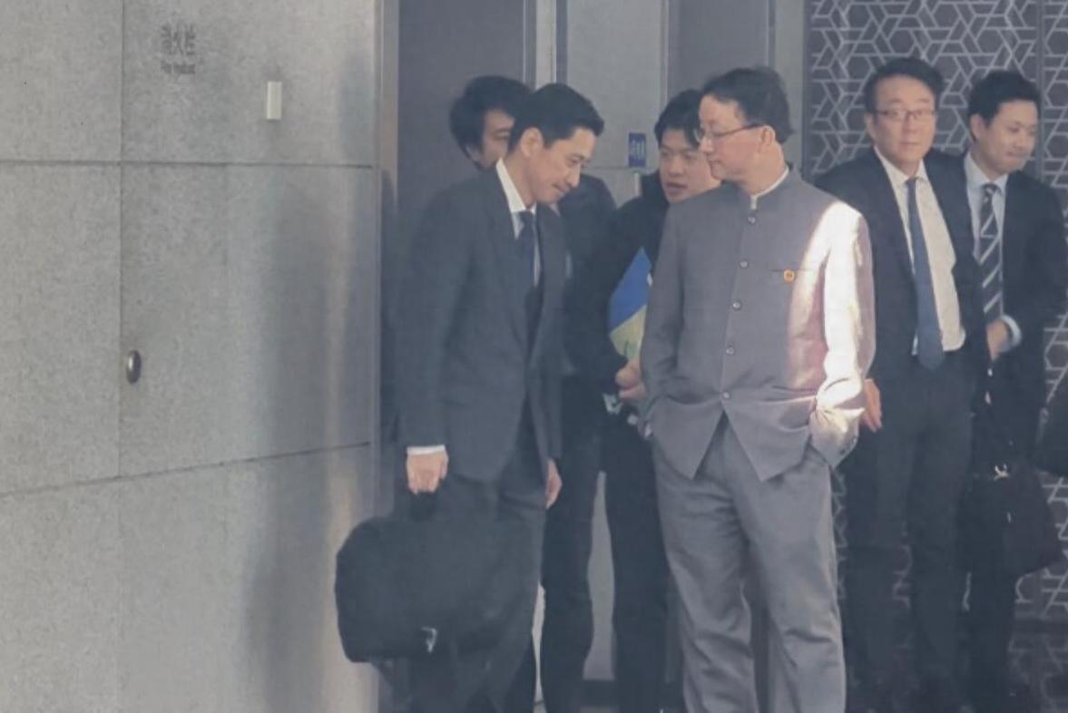 气氛降到冰点！日本官员灰溜溜地走了。中方代表双手插兜，连个手都没握。 根据多