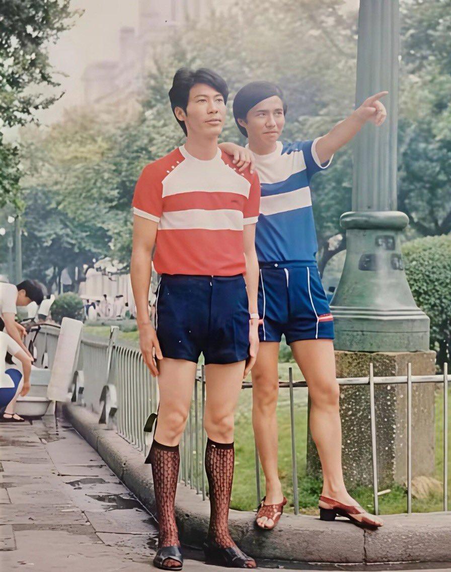 80年代的老爸年轻时候，穿搭真的超出现在人的想象。翻到这张几十年前的老合影