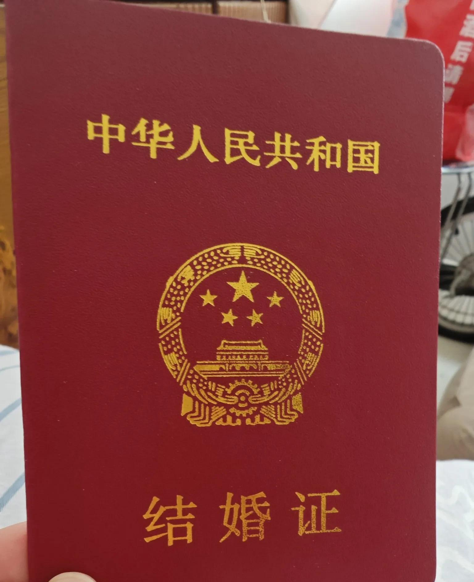 补办结婚证，欢乐一上午！尤其工作人员最后说的那句话，可把我笑死了。因为申
