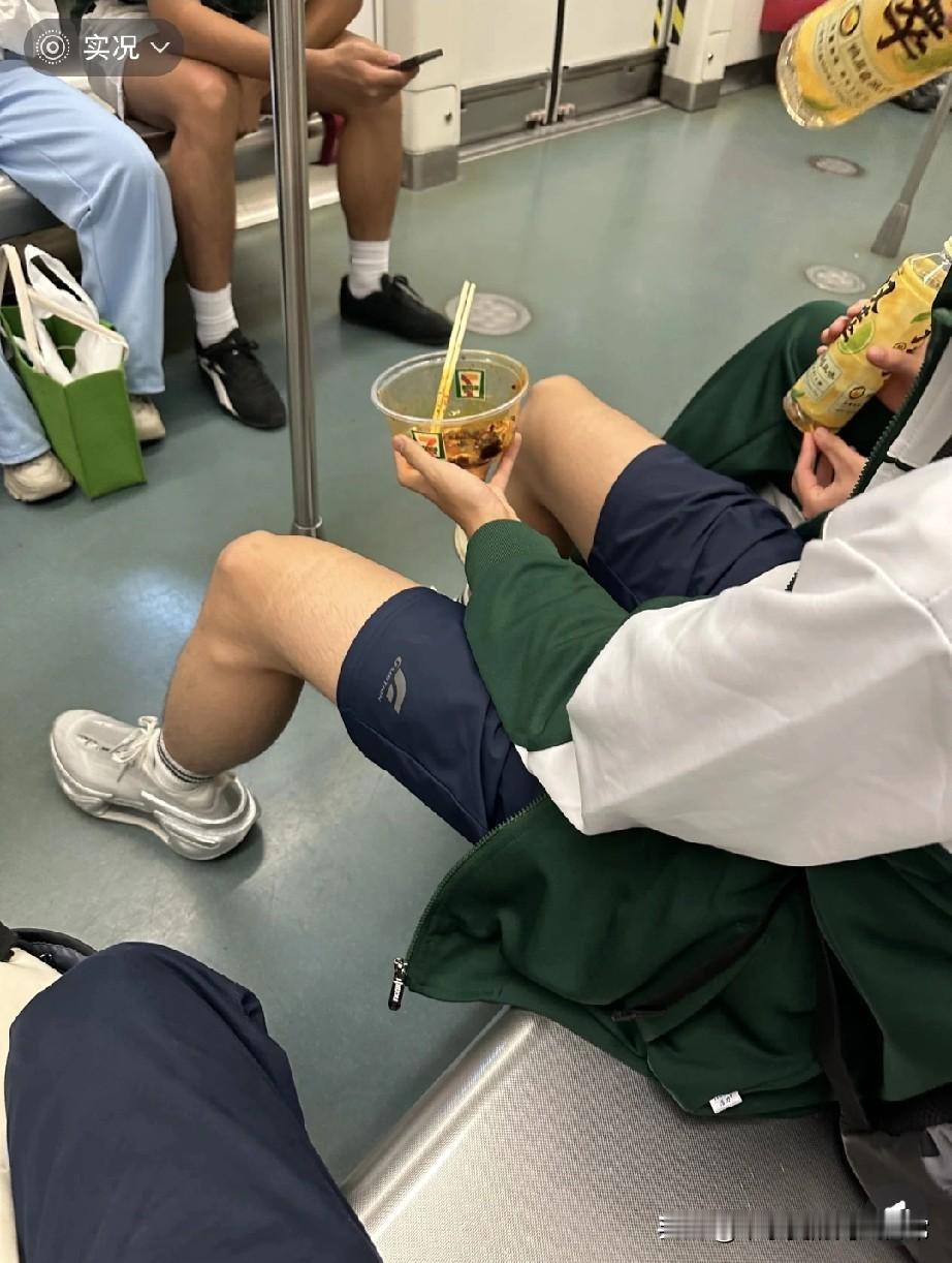 地铁里这一幕，真的给00后丢脸了！刚坐地铁，一抬头血压直接飙了——俩穿校服