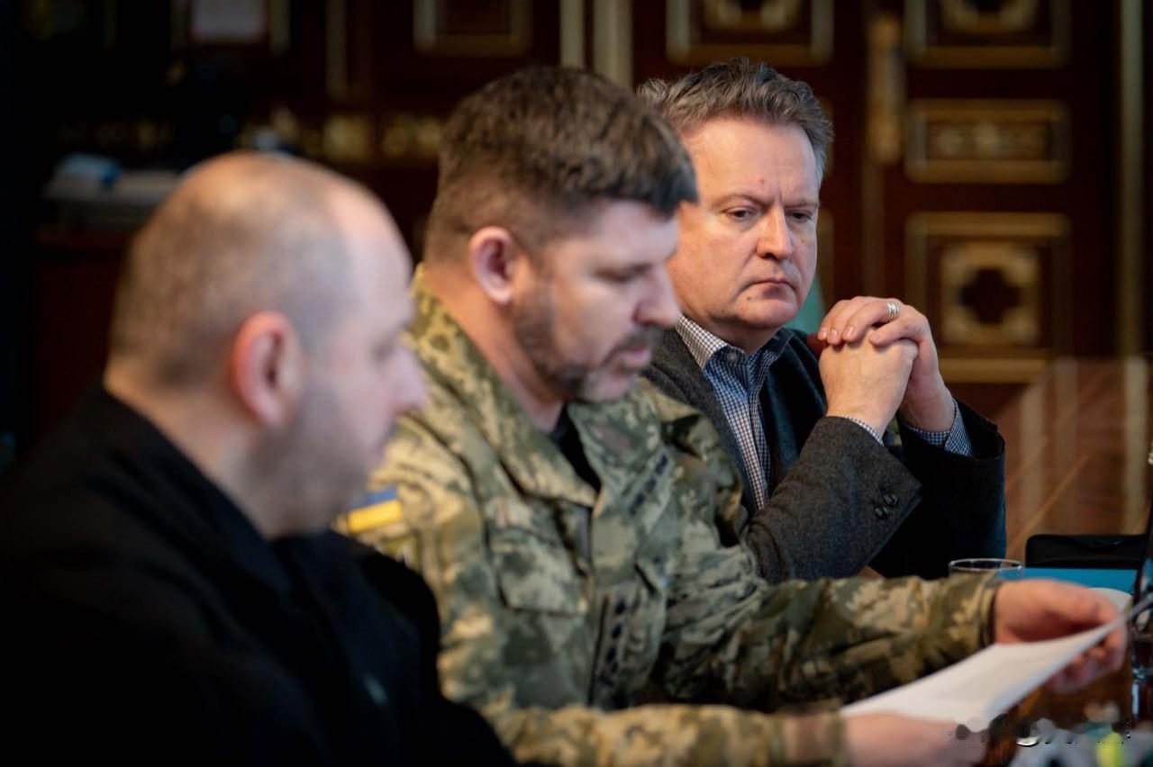 1月26日，泽连斯基难得平静地在电报频道发文，谈及与俄美的三方会谈。全文如下：