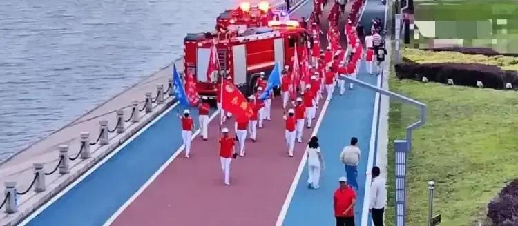 随着辽宁朝阳市某老年“暴走团”阻碍救生救援车辆事件的曝光，一些老年“暴走团”的底