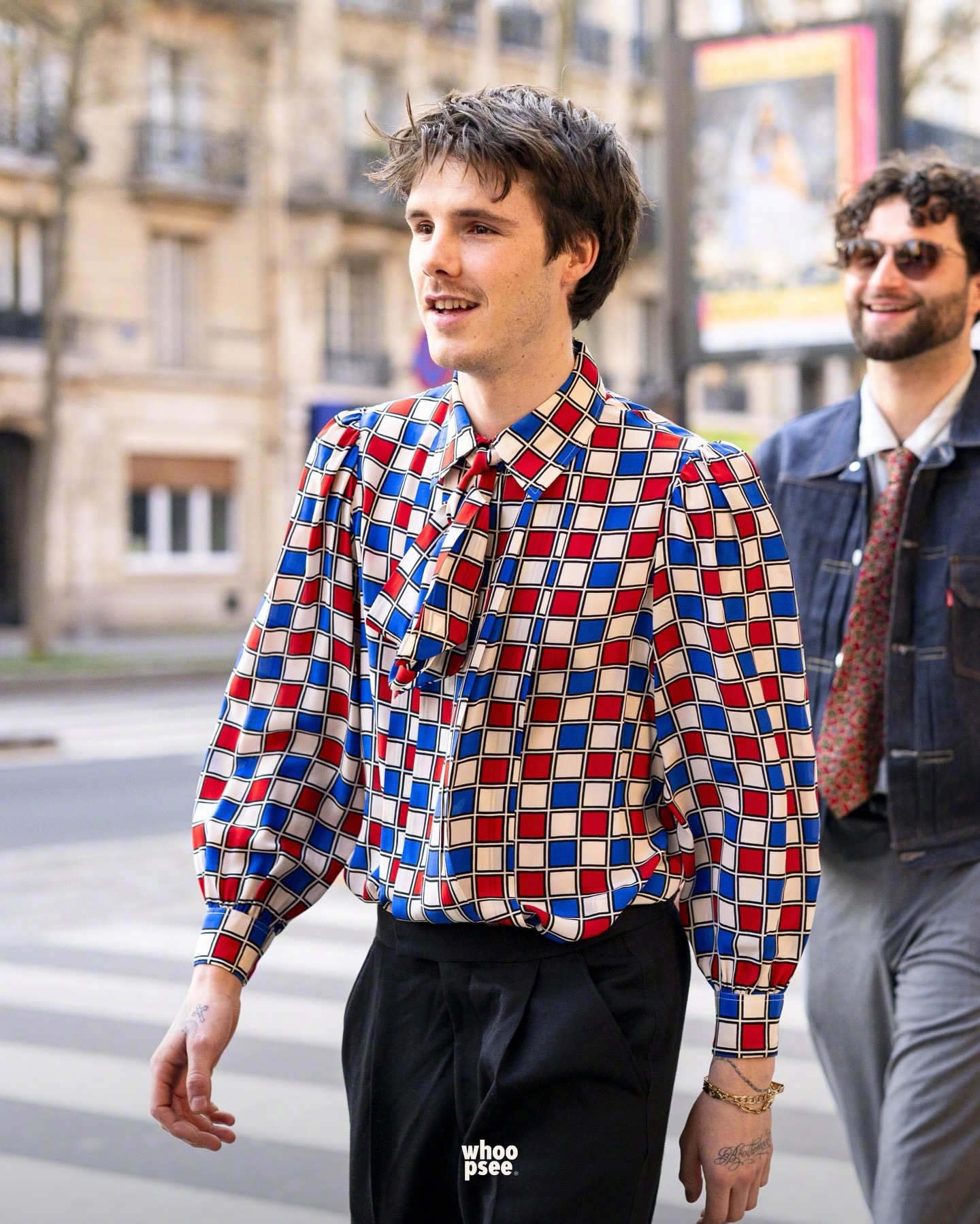 老三克鲁兹贝克汉姆和他的乐队成员们现身巴黎巡演，四位还现身人行道模范了一下英国摇