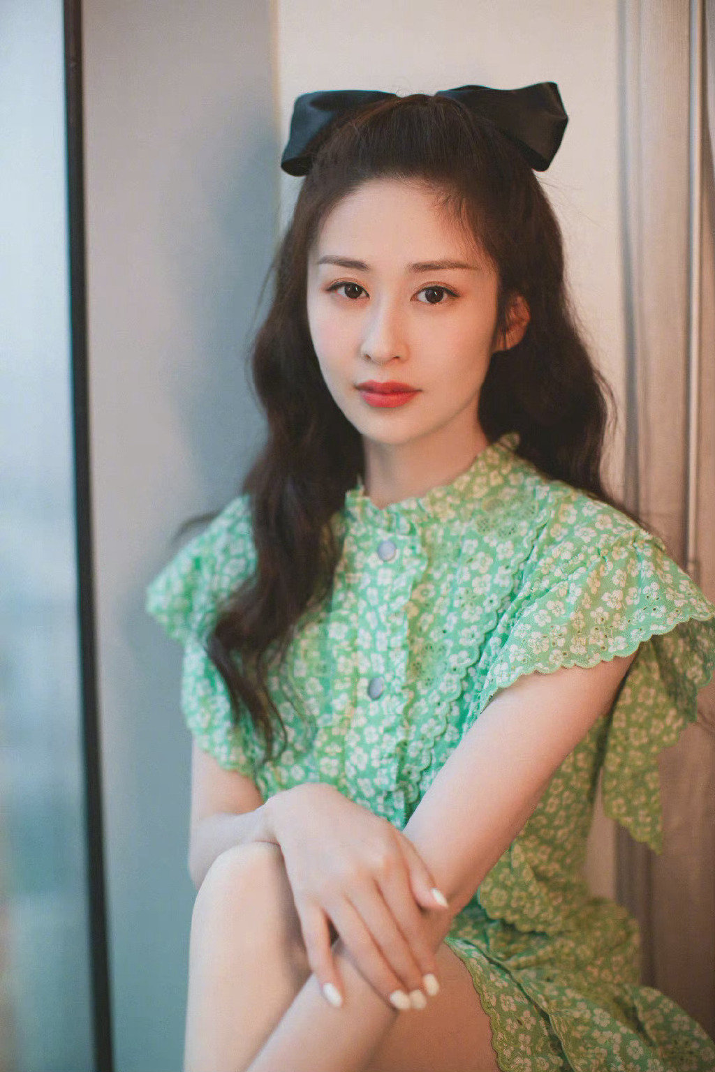 颖儿森林绿碎花裙：养眼清新，甜笑可人​​​