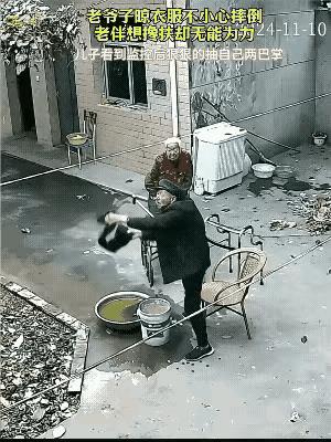 儿子成家立业搬去了城里居住，留下年迈的父母在农村。母亲因为静脉曲张只能扶着轮椅走