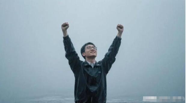 一个清华北大的双料学霸，在北京找工作没人要。外企拒了，500强也拒了。最后没办法