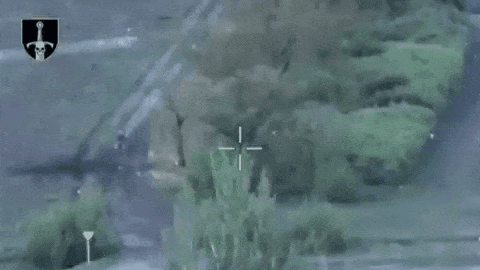 俄军的万岁冲锋队骑着摩托车向乌军阵地发动冲锋，结果他们还没到乌军阵前一辆摩托就被