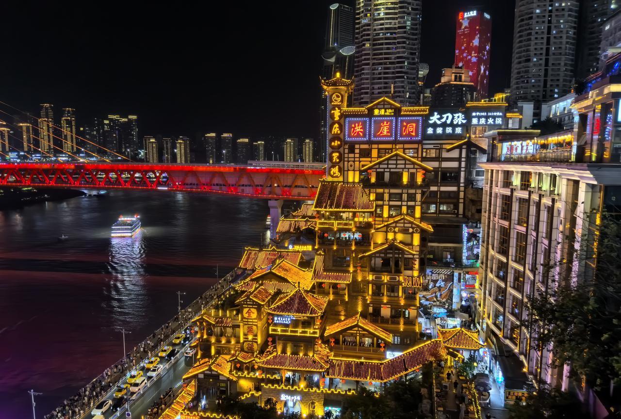 拍摄角度不一样的重庆市4A级景区洪崖洞的夜景写真：