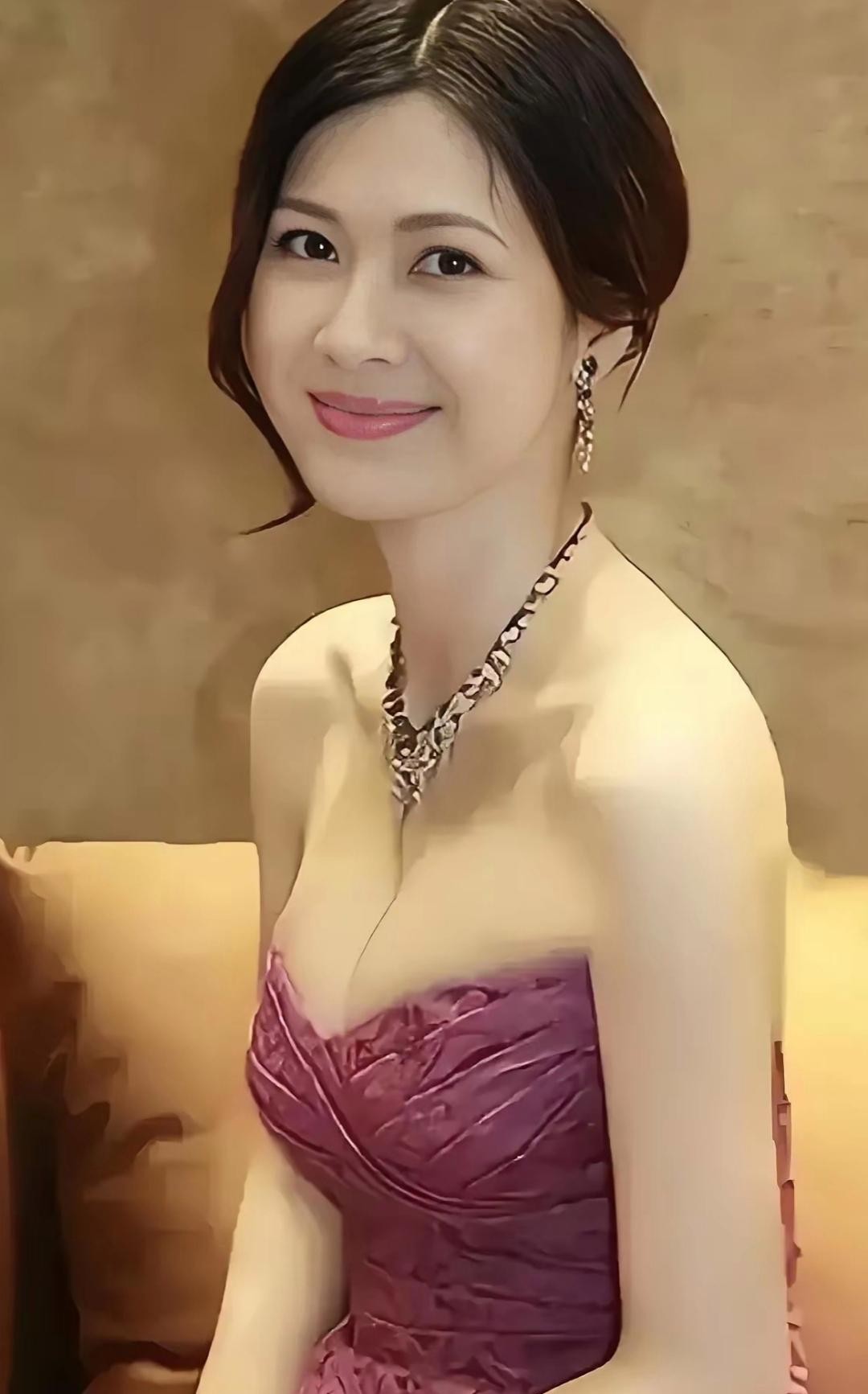 童蕾的美从不张扬，却总让人忍不住多看两眼。她身上那种温婉知性的气质，像极了我们身