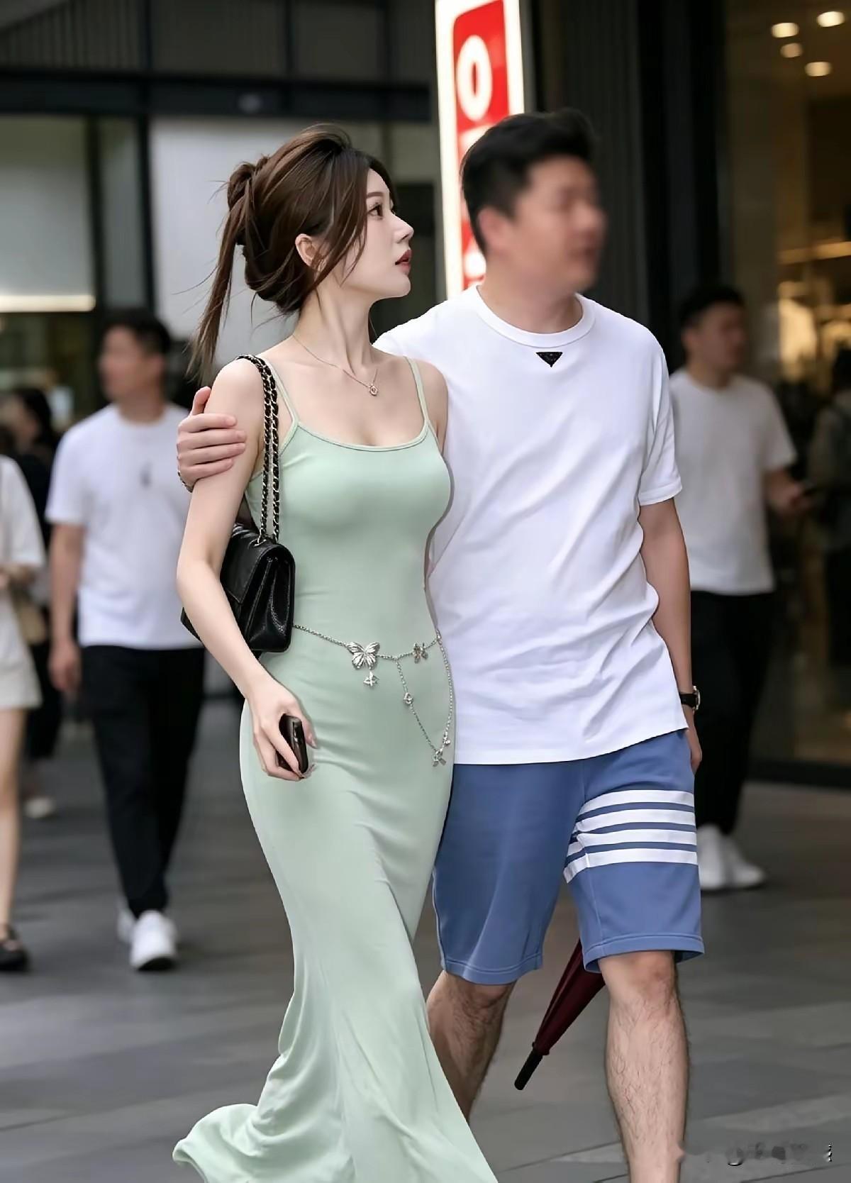 娶到这么漂亮的媳妇，这大哥应该很开心吧，毕竟很多人都打光棍呢，她还娶到这么漂亮的