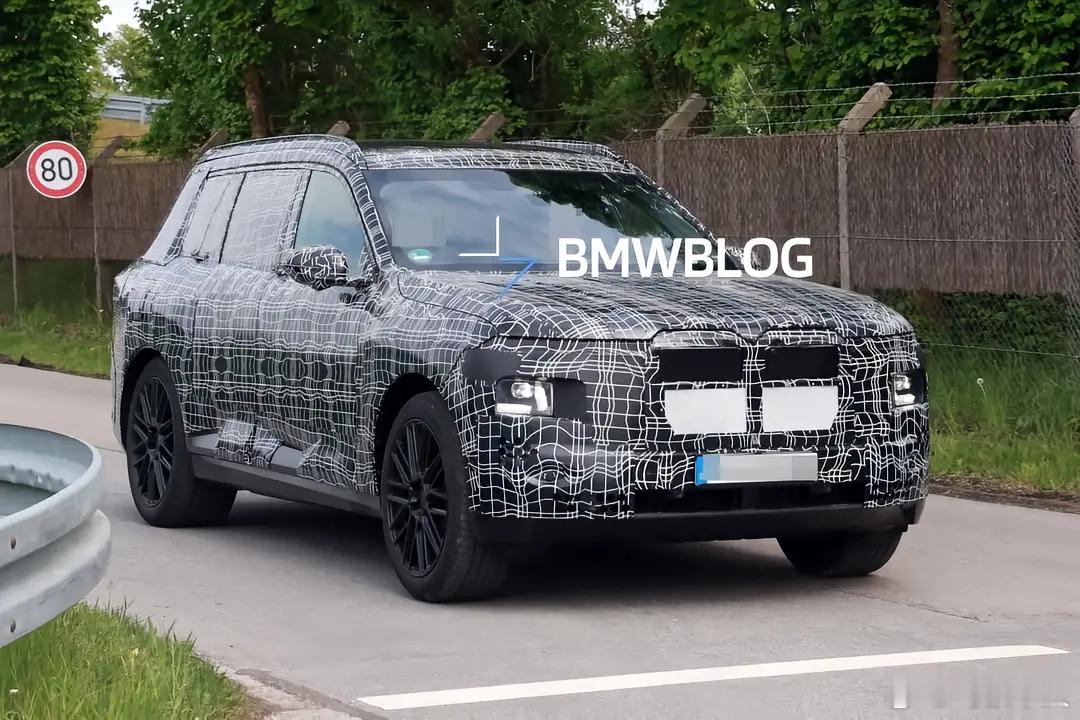 新世代宝马X7的路试谍照来了，渲染图也出了，大家觉得好看吗？新车汽车资讯汽车