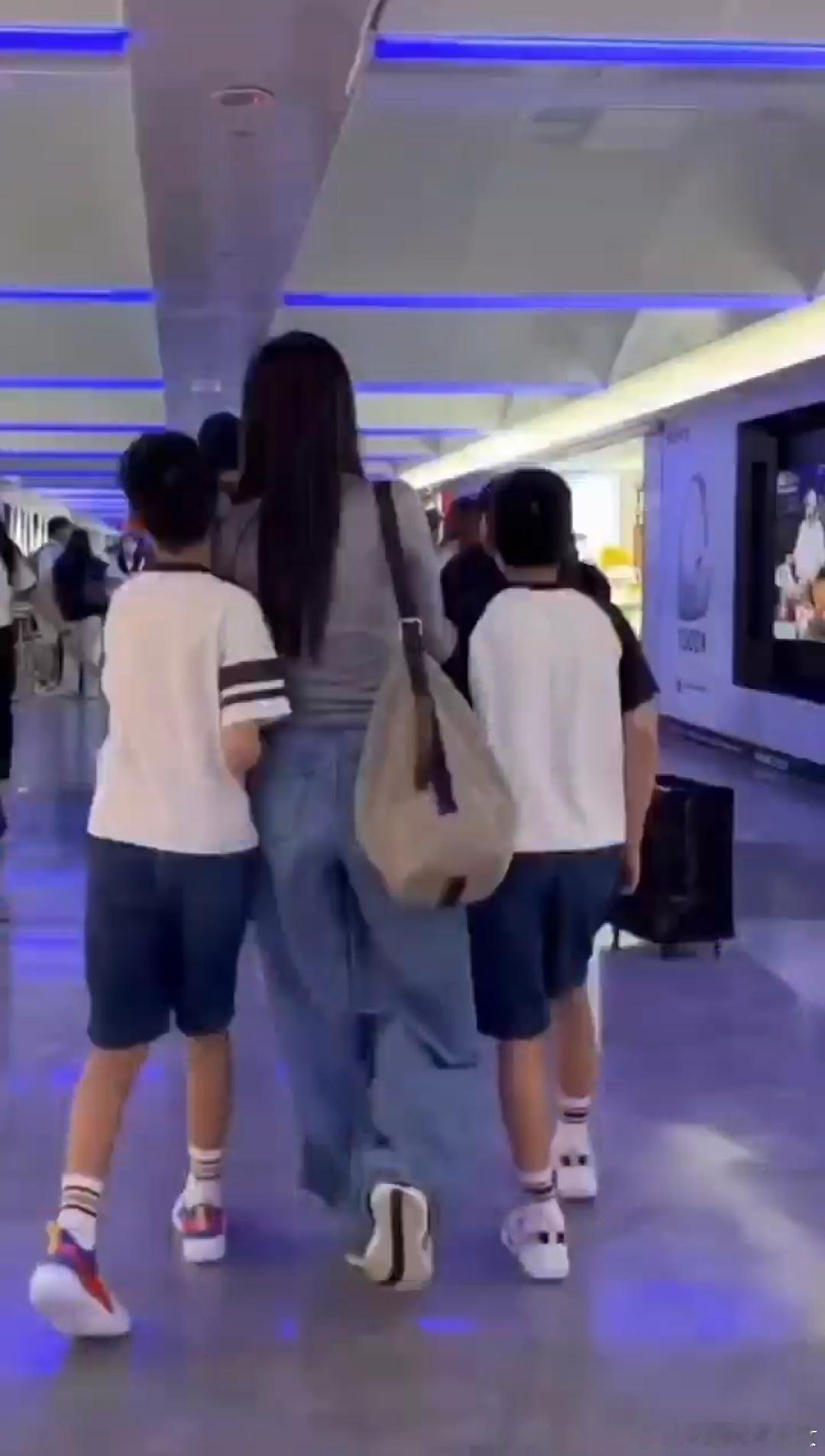 范玮琪带双胞胎儿子去马来西亚范玮琪双胞胎快赶上妈妈个头了范玮琪一家出发马来西亚