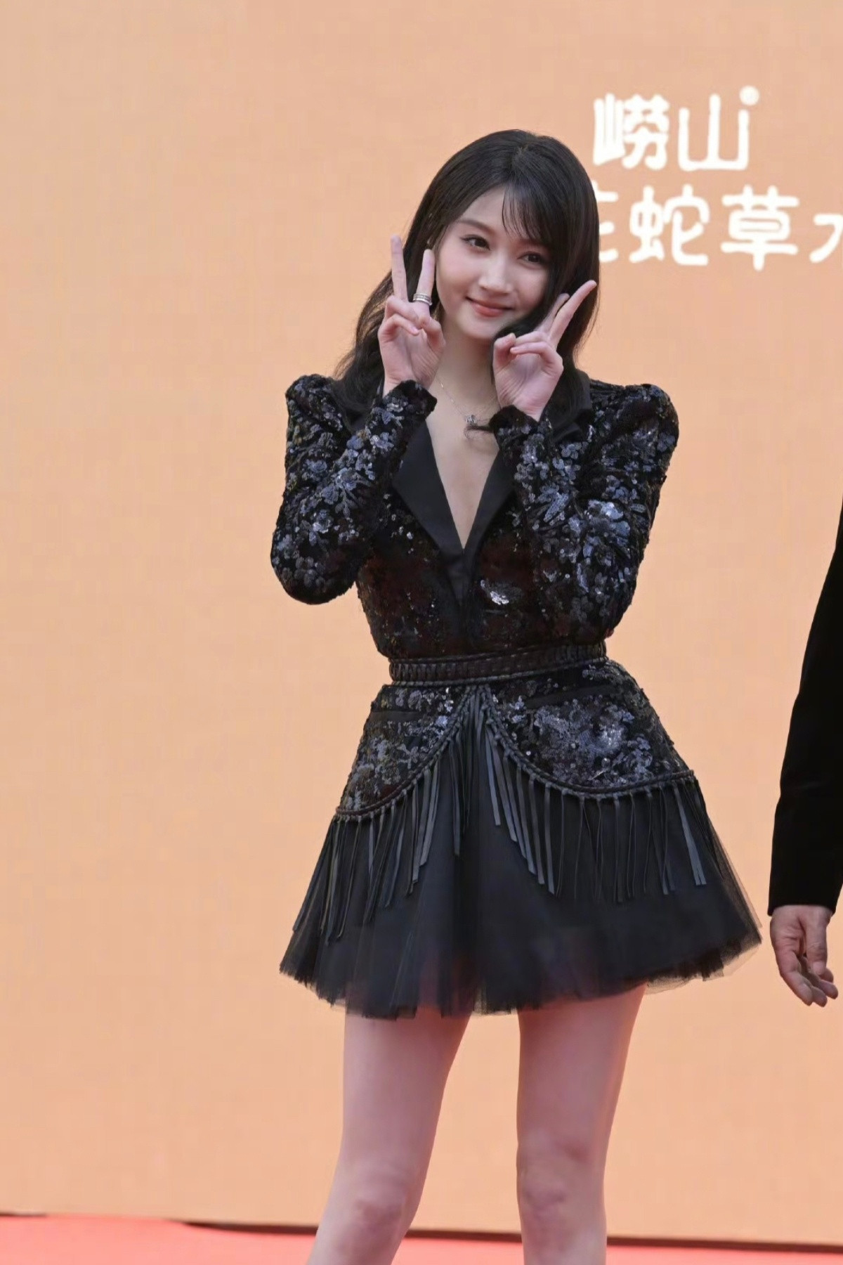 关晓彤华表奖红毯，这妆造又是让人两眼一黑的程度…​​​