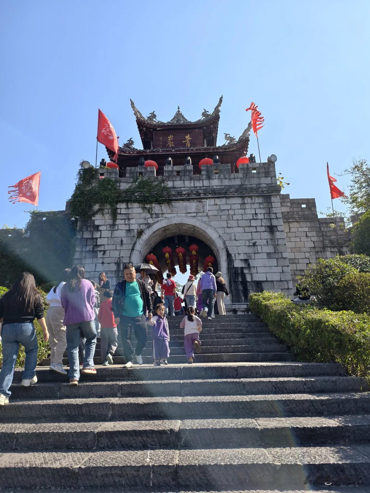 走进青岩古镇，感觉就像逛商场，既购物、吃饭，还要买门票。青岩古镇始建于明洪武