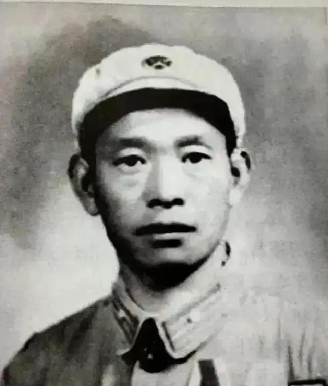 一个电台队长，手里攥着八路军最核心的密码本，一怒之下投了敌。司令员杨成武听到消息
