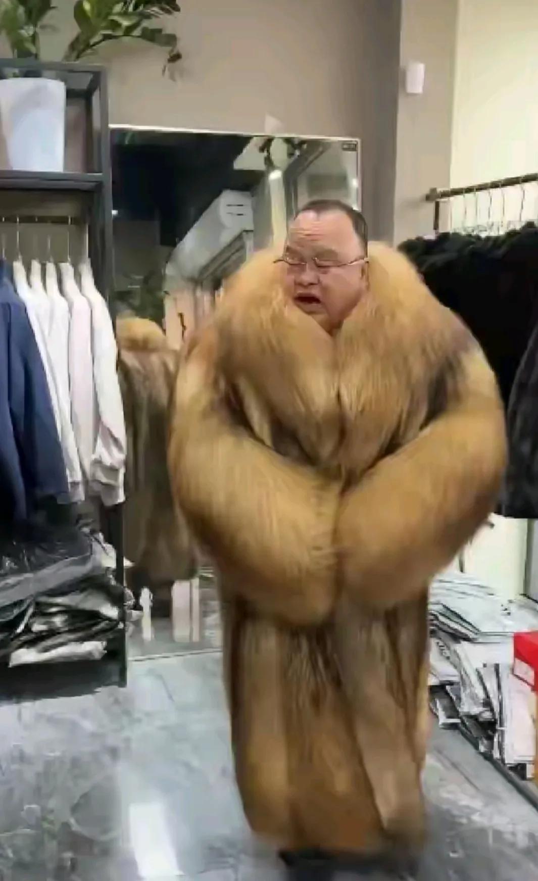 卖皮草的老板把这个顾客夸上天了[捂脸哭]本来想买皮草最后还给配个帽子[捂脸