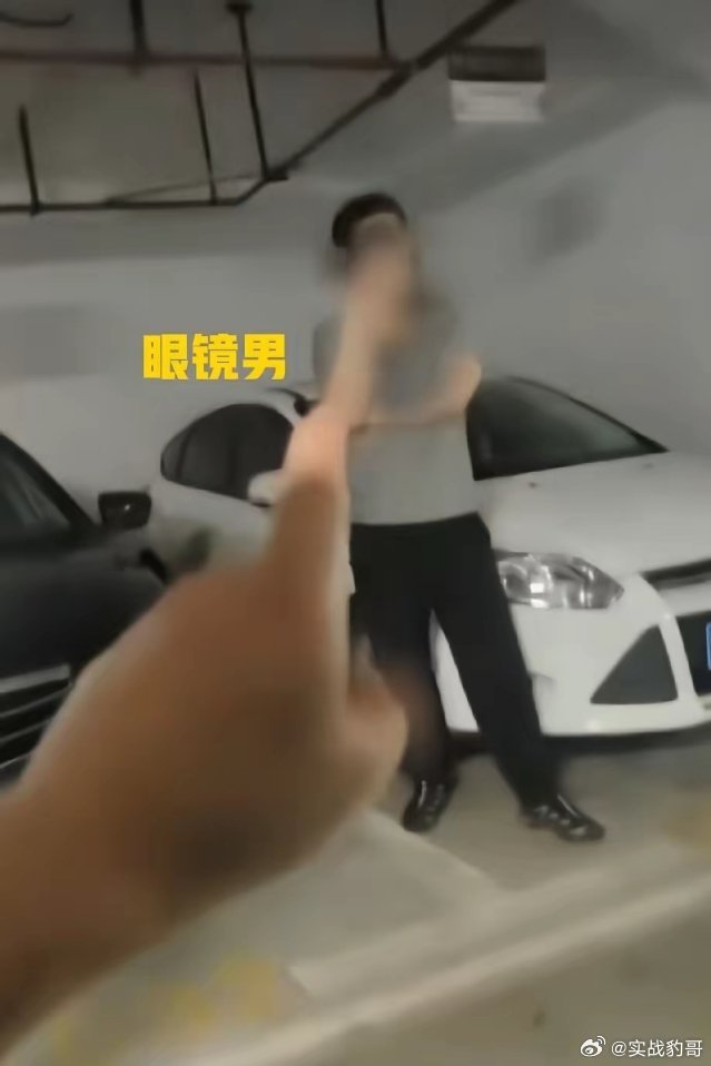 占车位事件里的关键人物，那个挡闵先生车子，一直帮女车主撑腰，不断在录像的那个男子