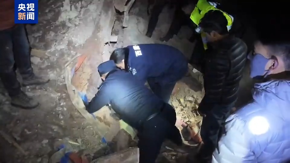 心里只有一个念头，就是赶紧把受困群众救出来