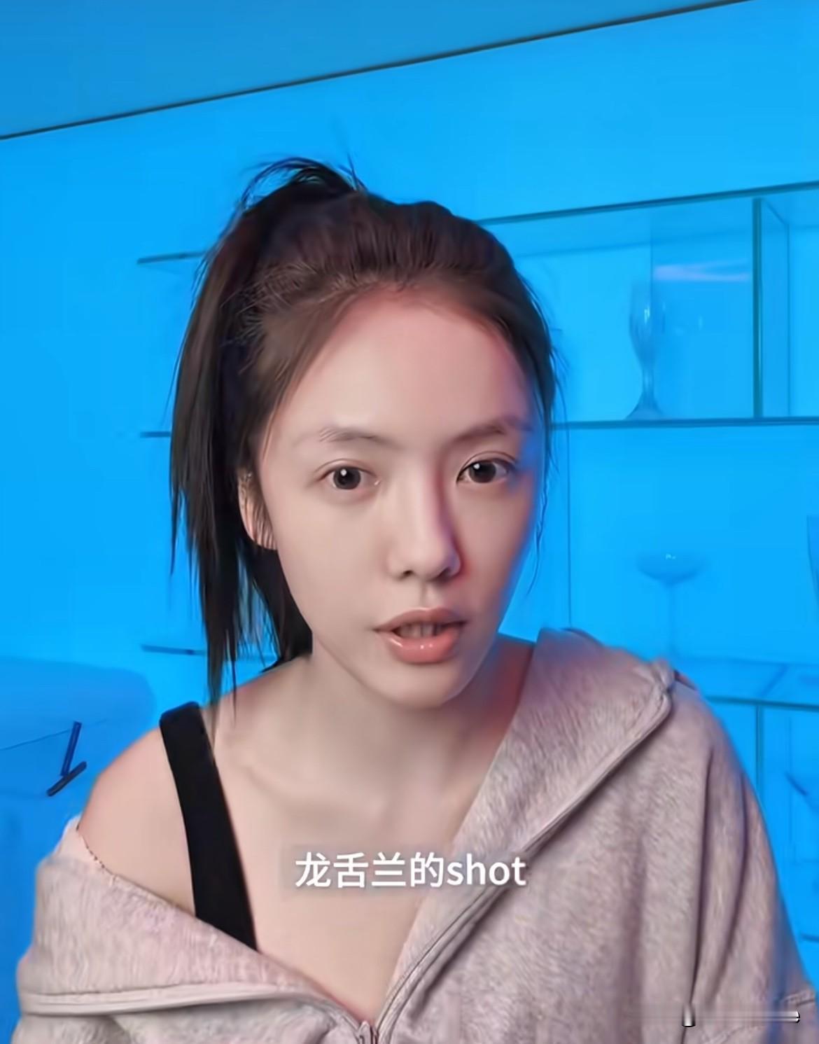 5月14日，蔡文静分享酒鬼化妆日常，边化妆边喝龙舌兰烈酒，家里一面墙全是酒杯！