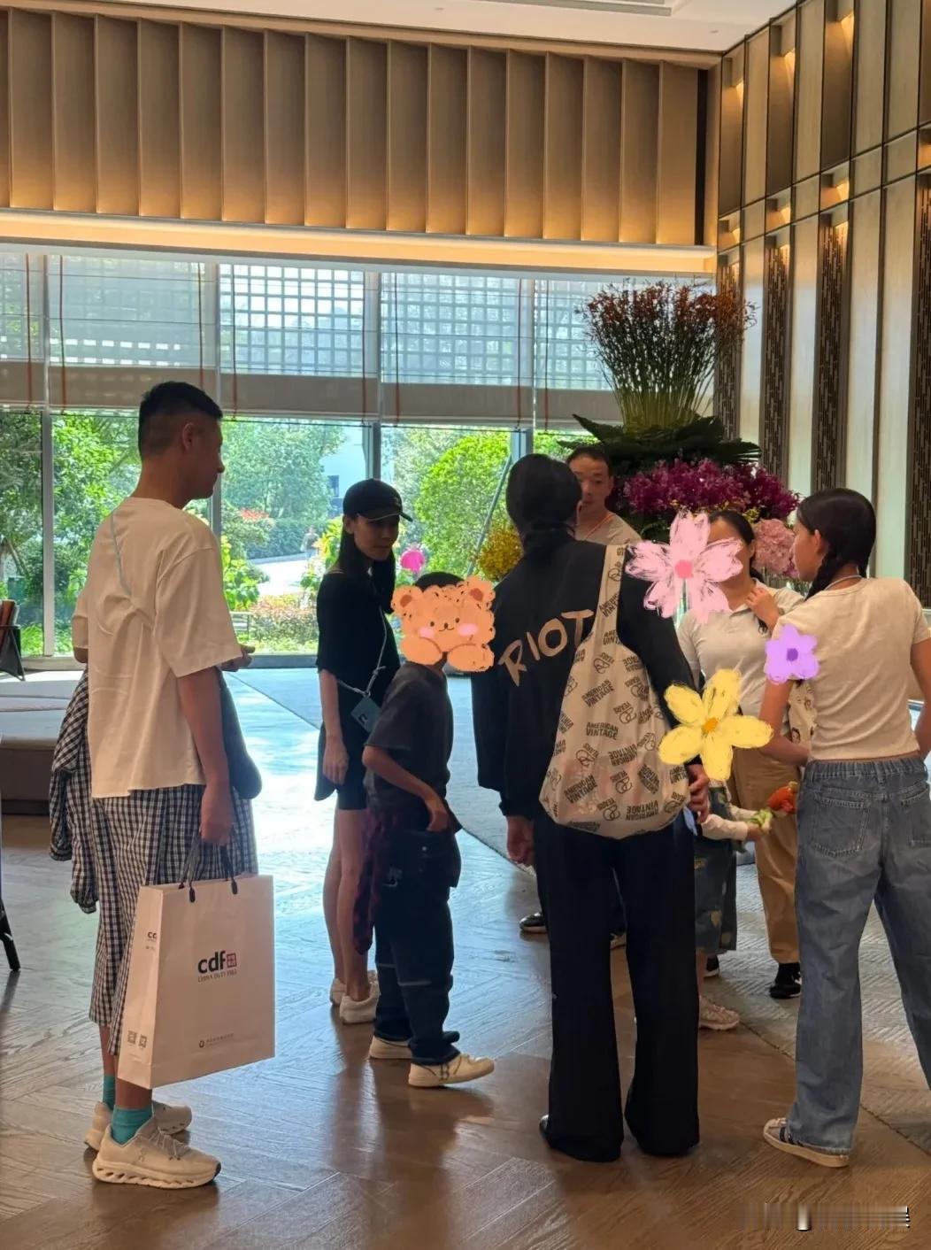孙莉带着二女儿多妹，现身乌镇捧场黄磊，13岁的多妹，个子好高啊！孙莉穿着一件黑
