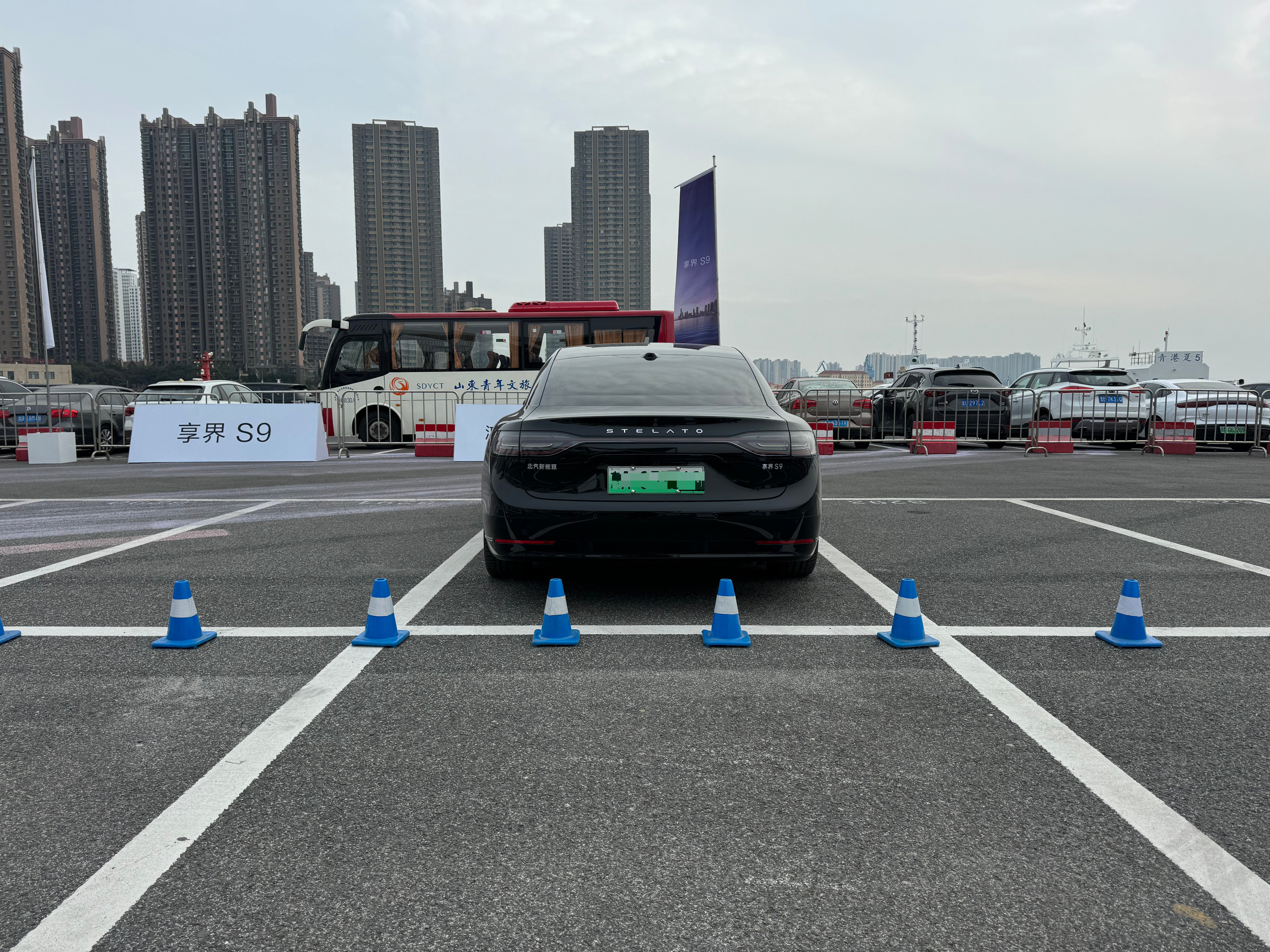 先看现款享界S9的车尾。两张图放一块就能明显看出新款S9车尾的变化,换上