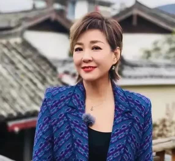 著名主持人李静才是最大的人生赢家！她出生于河北省张家口市，其父母都是铁路工人。