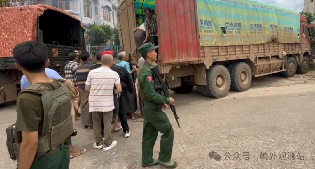 果敢同盟军释放缅军战俘的画面！缅军俘虏86人被关押在贵概镇的监狱中，果敢同盟