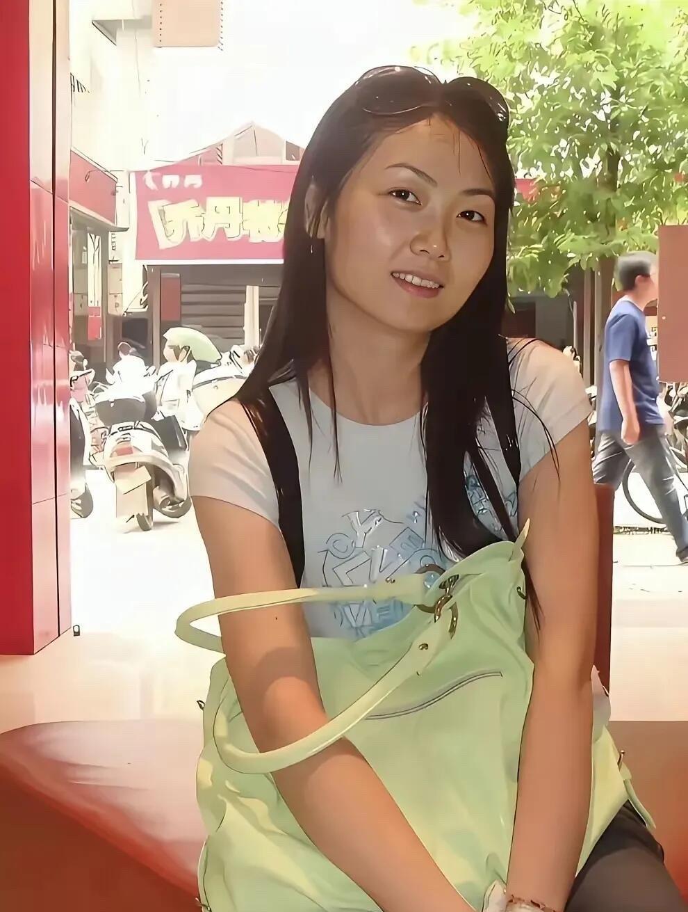 她身材好，颜值高，自然、端庄、大方，不装，是很多人的青春美好回忆，估计很多80后