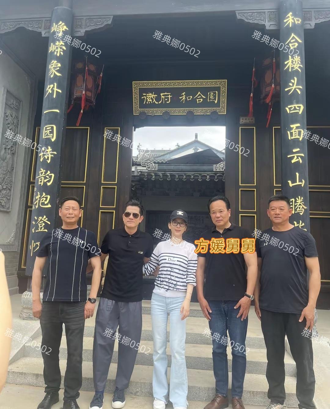 郭富城回方媛老家奔丧也不忘打卡宣传方媛舅舅的民宿，成方媛娘家亲戚的合影背景板！