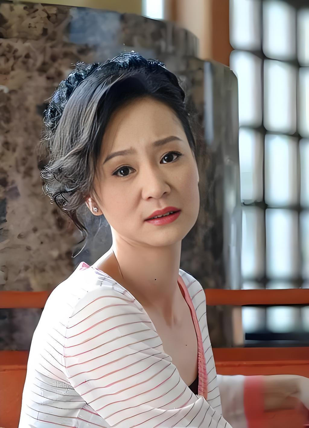 1997年，38岁的刘雪华怀了刘德凯的孩子，没想到在婚礼前夕，刘德凯却对她说：