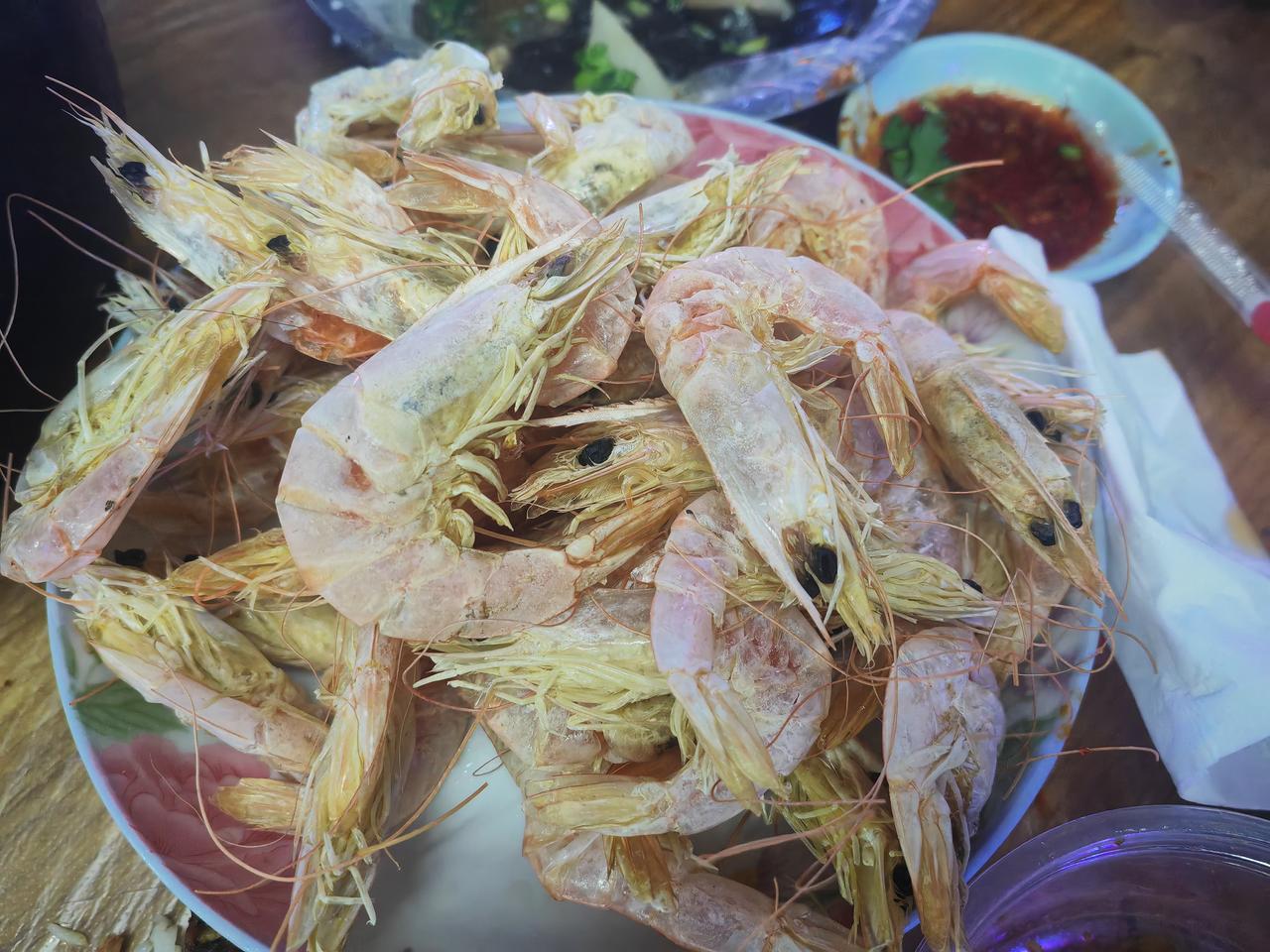 今晚不知道会吹什么风，每个人都有每个人的生活。有人吃海鲜，有人吃肉，有人