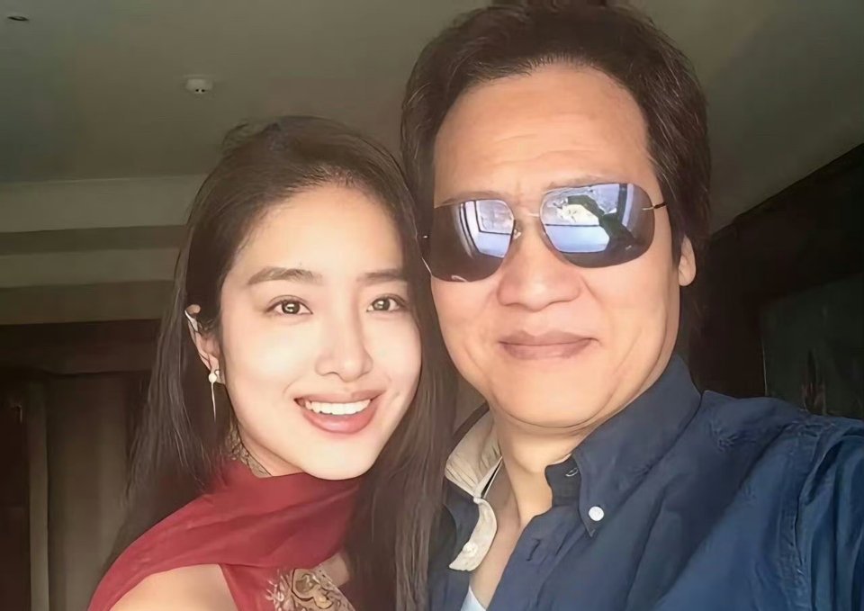 杨采钰老公晒合照秀恩爱，杨采钰人生简直开挂，第一任婚姻是陈金飞，第二任是小鲜肉富