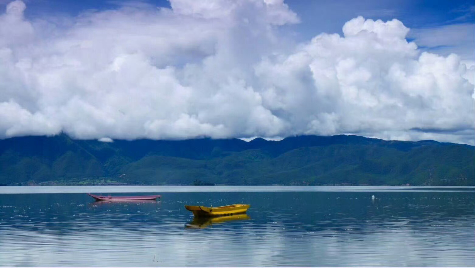泸沽湖，云倒影在湖里，湖水映着蓝天，宛如仙人居所，又如天空盆景，美不胜收！​