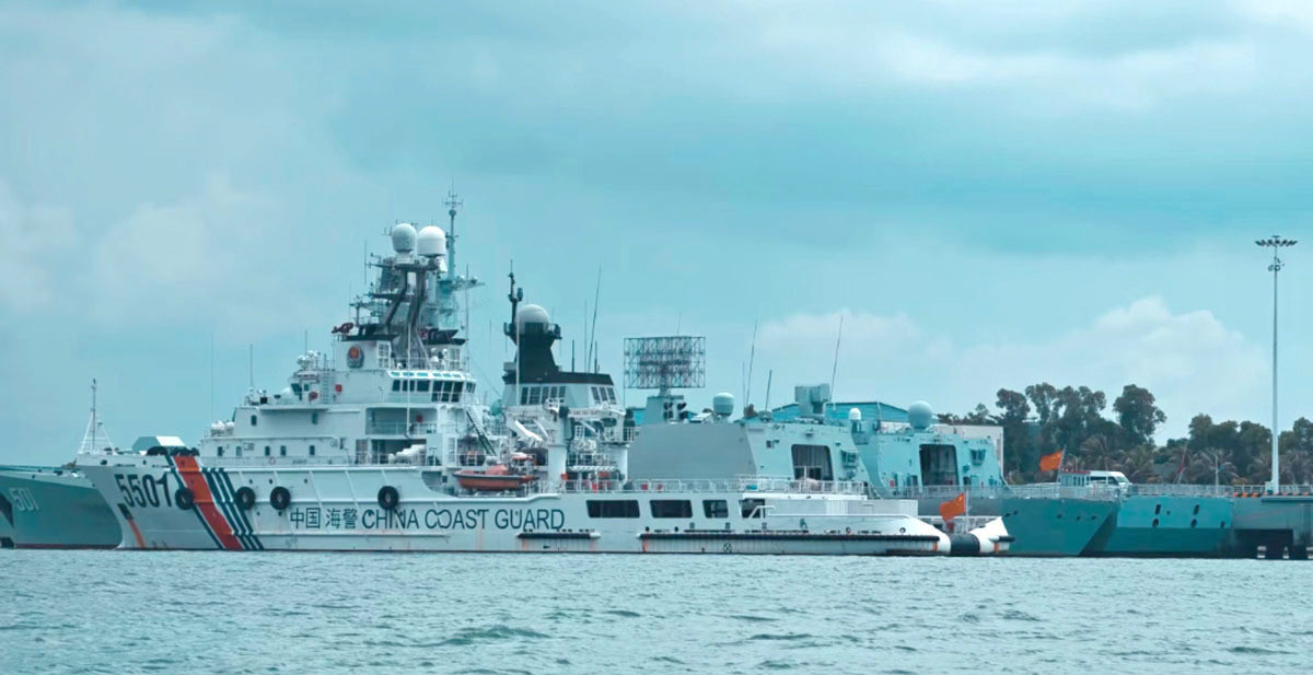 海警5501船，后面是501石河子舰​​​
