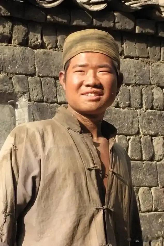 嘎子哥谢孟伟肯定后悔死了，前程尽毁，有了这个污点，以后再难翻身。1、直播卖假