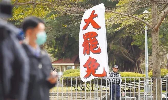 国民党干脆解散算了全台举行的“大罢免”目前进行到连署第二阶段，绿营这边提交了3