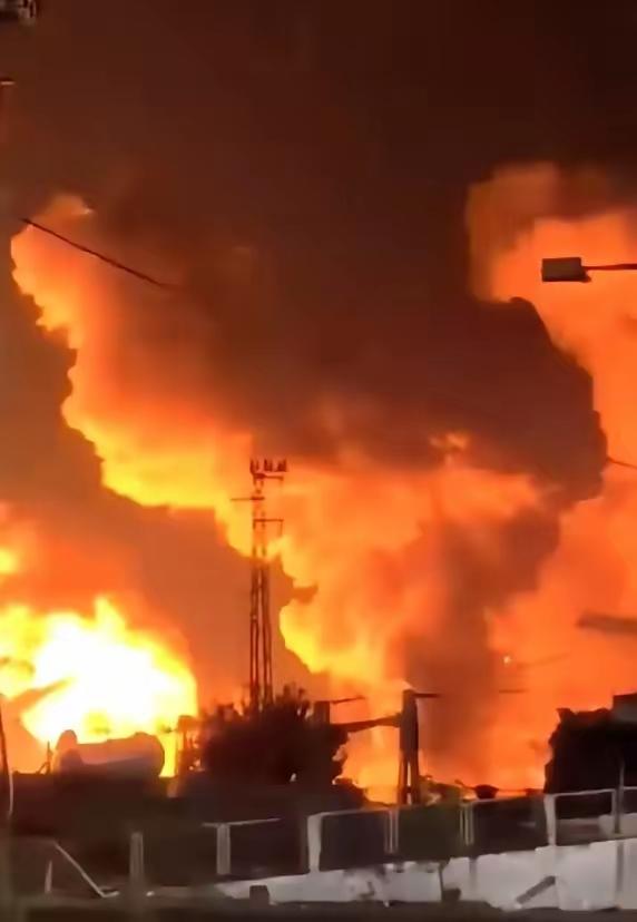 凌晨六点，7枚航空炸弹。​就在美国总统特朗普兴高采烈地发帖，向全世界宣布“