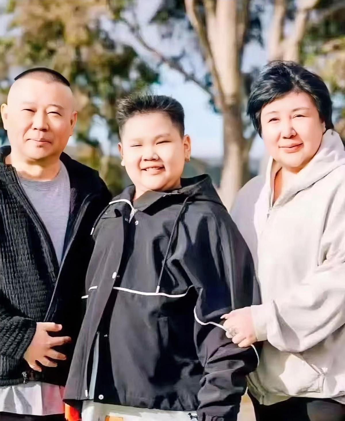 郭德纲赚得盆满钵满，却极少有人替他喊冤，归根结底就一个字：钱。台前是他逗乐观众，
