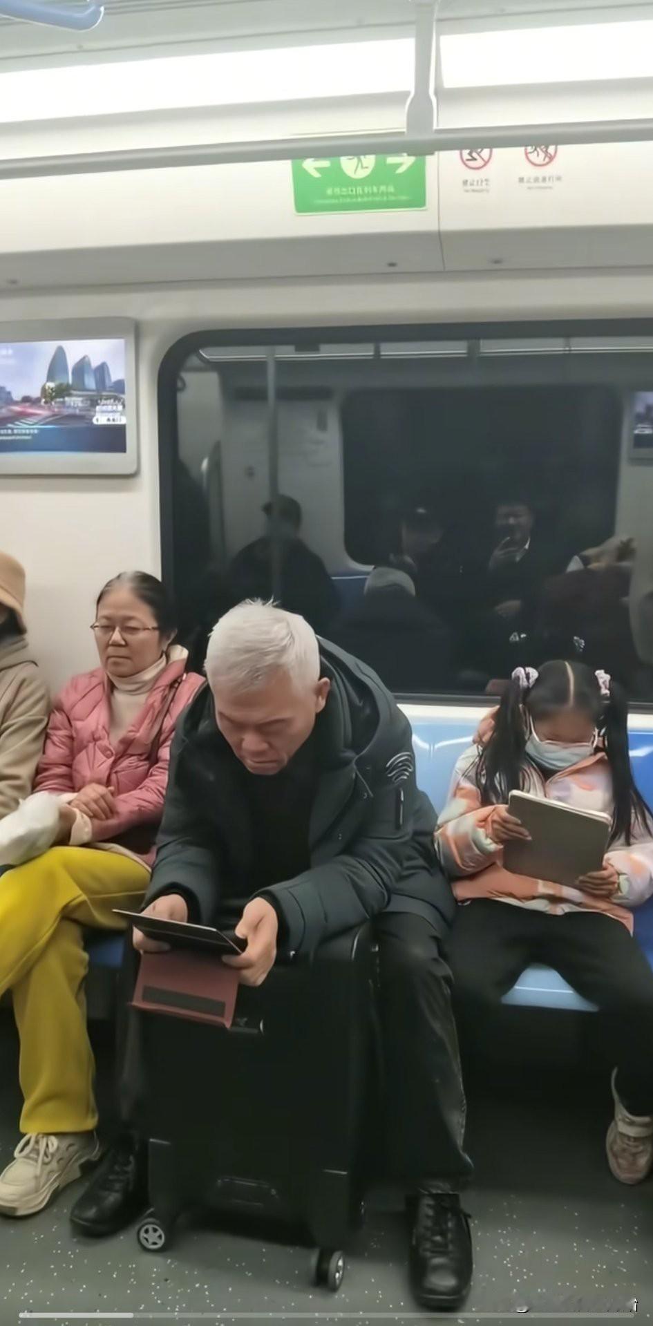 他好像变得很低调了。最近，年近70的司马南出现在北京的地铁上，跟很多老人一样