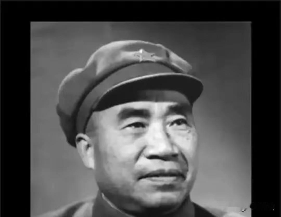 军中，曾经有个约定成俗的习惯，只要是朱老总一现身，无论是元帅，还是将军，必定起身