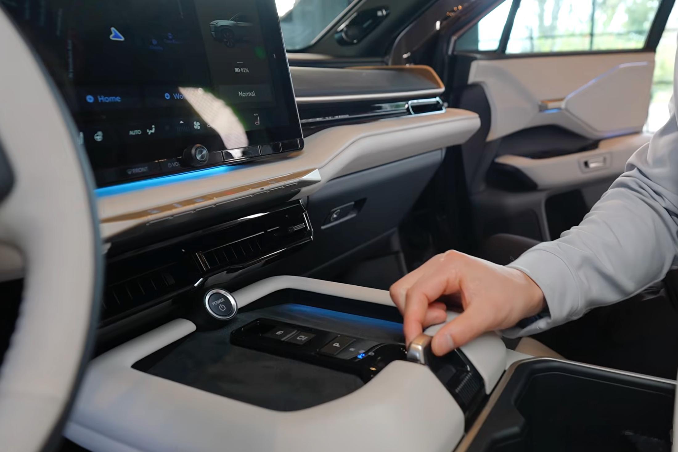 丰田纯电汉兰达的中岛设计非常巧妙，手机充电/收纳区域看似传统，由于中间高，两侧低