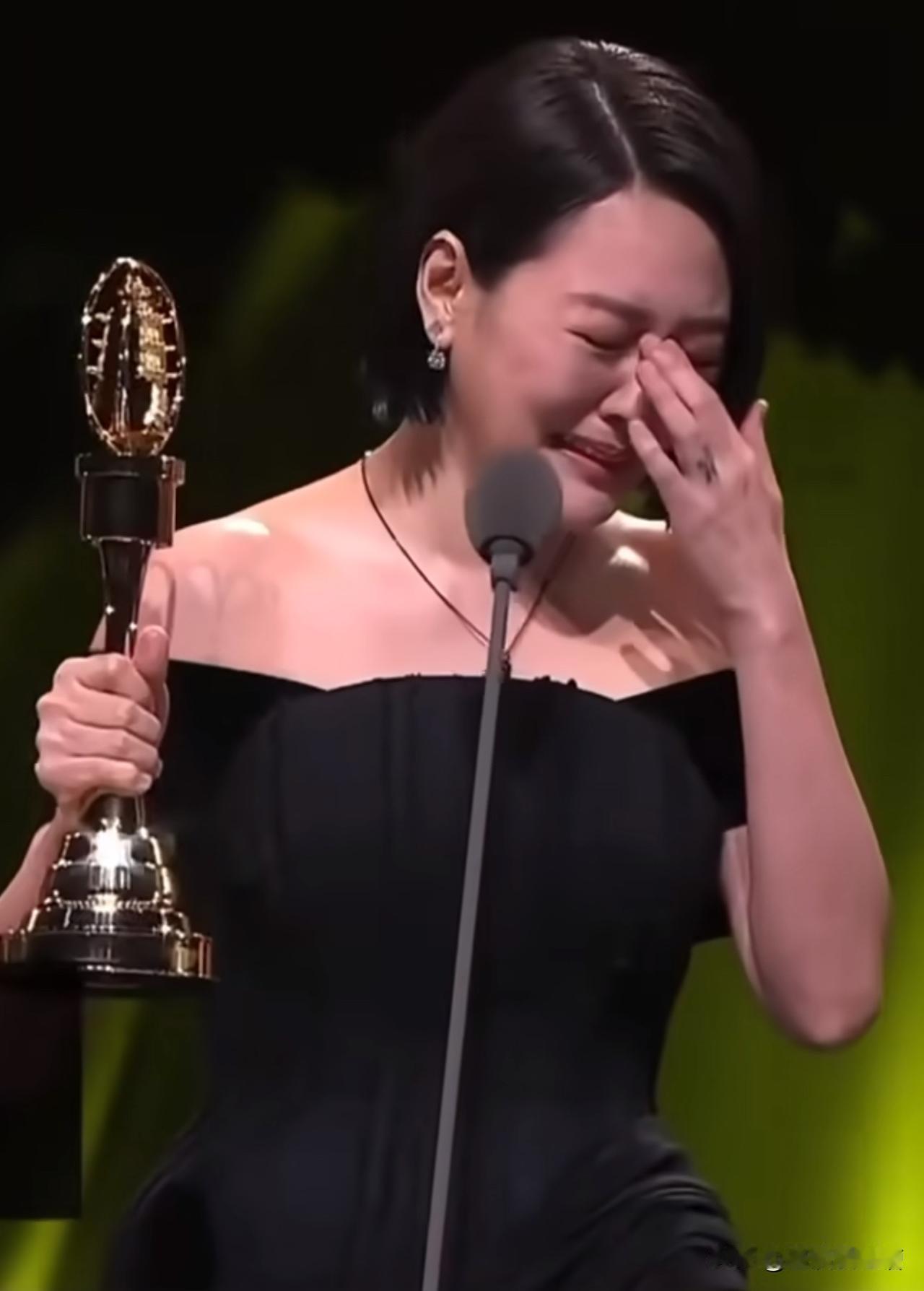 大S走了，我认了小S哭着停工八个月，我也忍了可你告诉我，她戴着姐姐骨灰上台，
