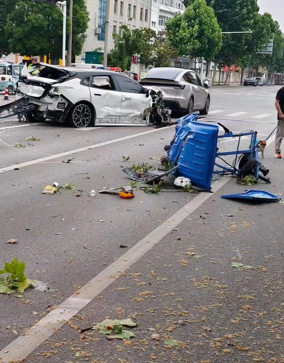 酒吧通宵喝完酒，清晨开着极氪在街头狂飙，直接撞飞一对环卫工夫妻。江苏灌南，6