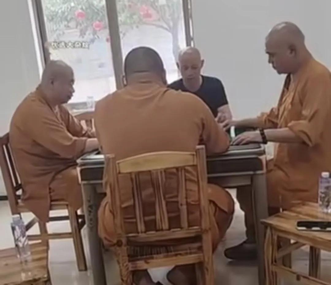 和尚也在打麻将今天看到四个肥头大耳的和尚坐在一起打麻将，颠覆了人的三观。麻将
