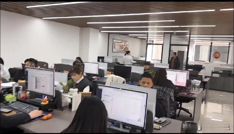 今天跟面了一个商务专员，在面试尾声流程式的询问女孩有什么想要问我们的，对方问公司