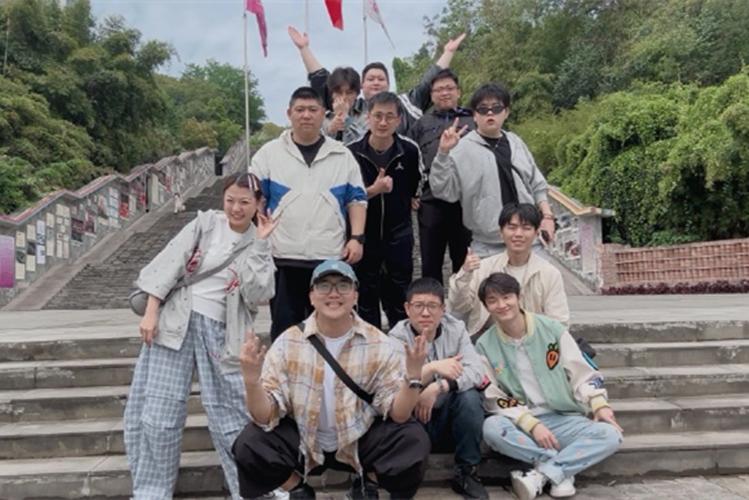 德云社七队成都团建，打卡党霄咏母校！德云社七队在成都团建的合影照被党霄咏晒出。这