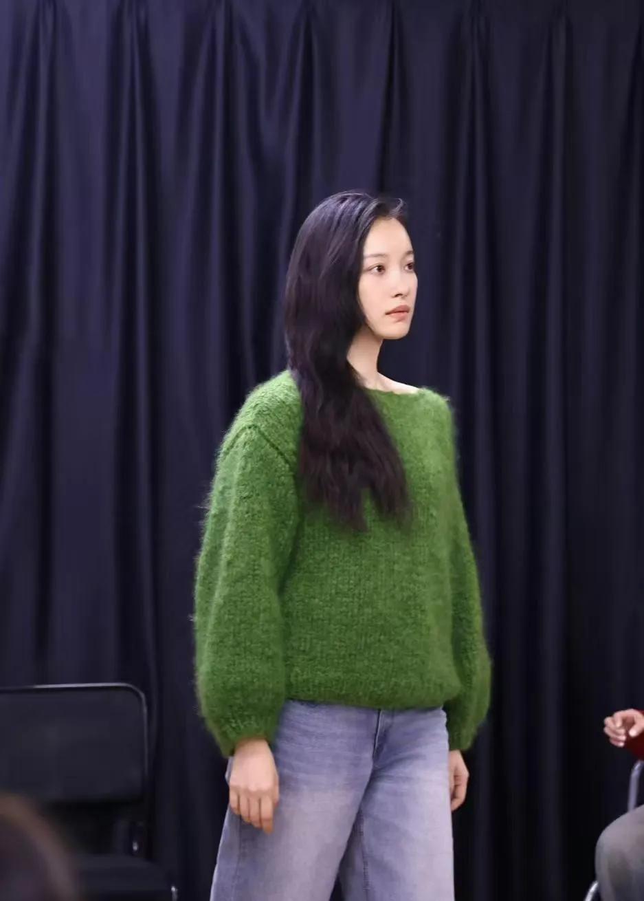 倪妮草绿毛衣造型，气质绝了倪妮穿草绿色毛绒毛衣配牛仔裤，衬得皮肤超白，宽松