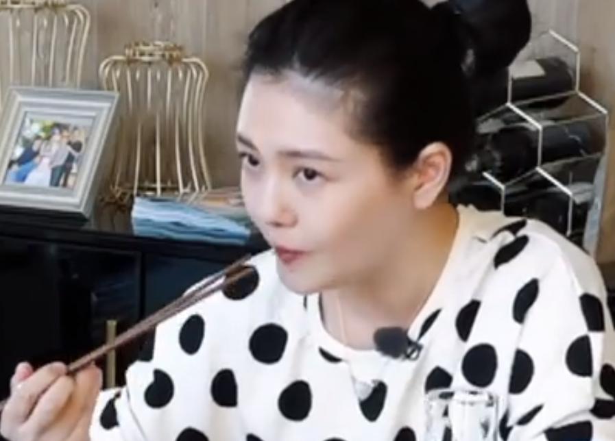 大s曾问汪小菲：你有没有后悔娶到我？而汪小菲的回答，却让人很意外，他既没有说